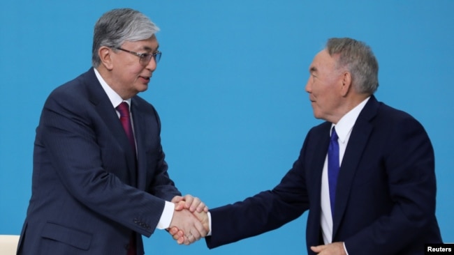 Nazarbaïev et Tokaïev se serrent la main