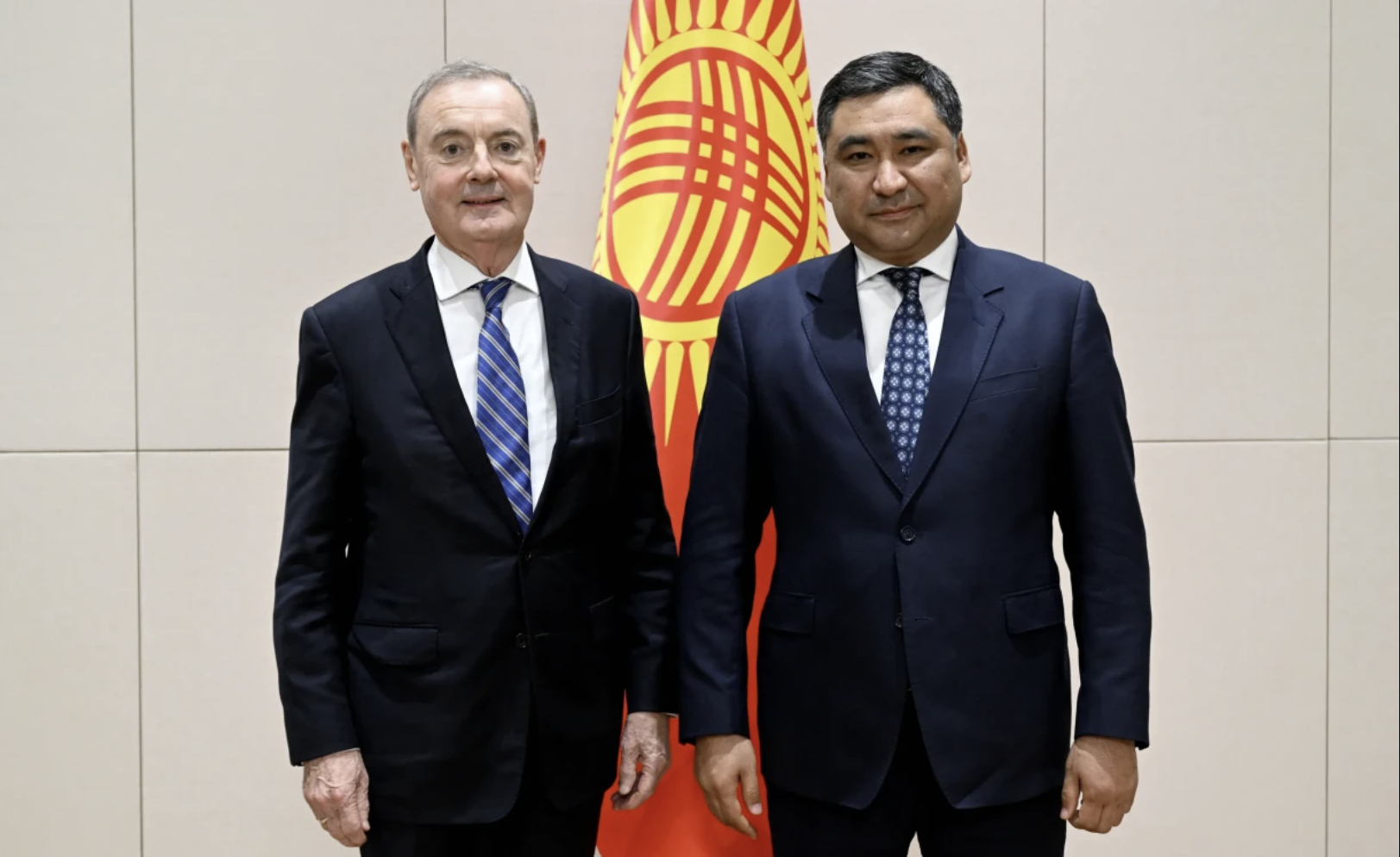 Le 26 février 2026, l'envoyé européen aux sanctions David O'Sullivan s'est rendu à Bichkek pour discuter du respect des sanctions à l'égard de la Russie avec ses homologues kirghiz. Crédit : gov.kg