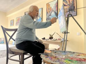 Jura Asran dans son atelier situé dans le district « Yangi Hayot » de Tachkent, en Ouzbékistan. © Louise Simondet