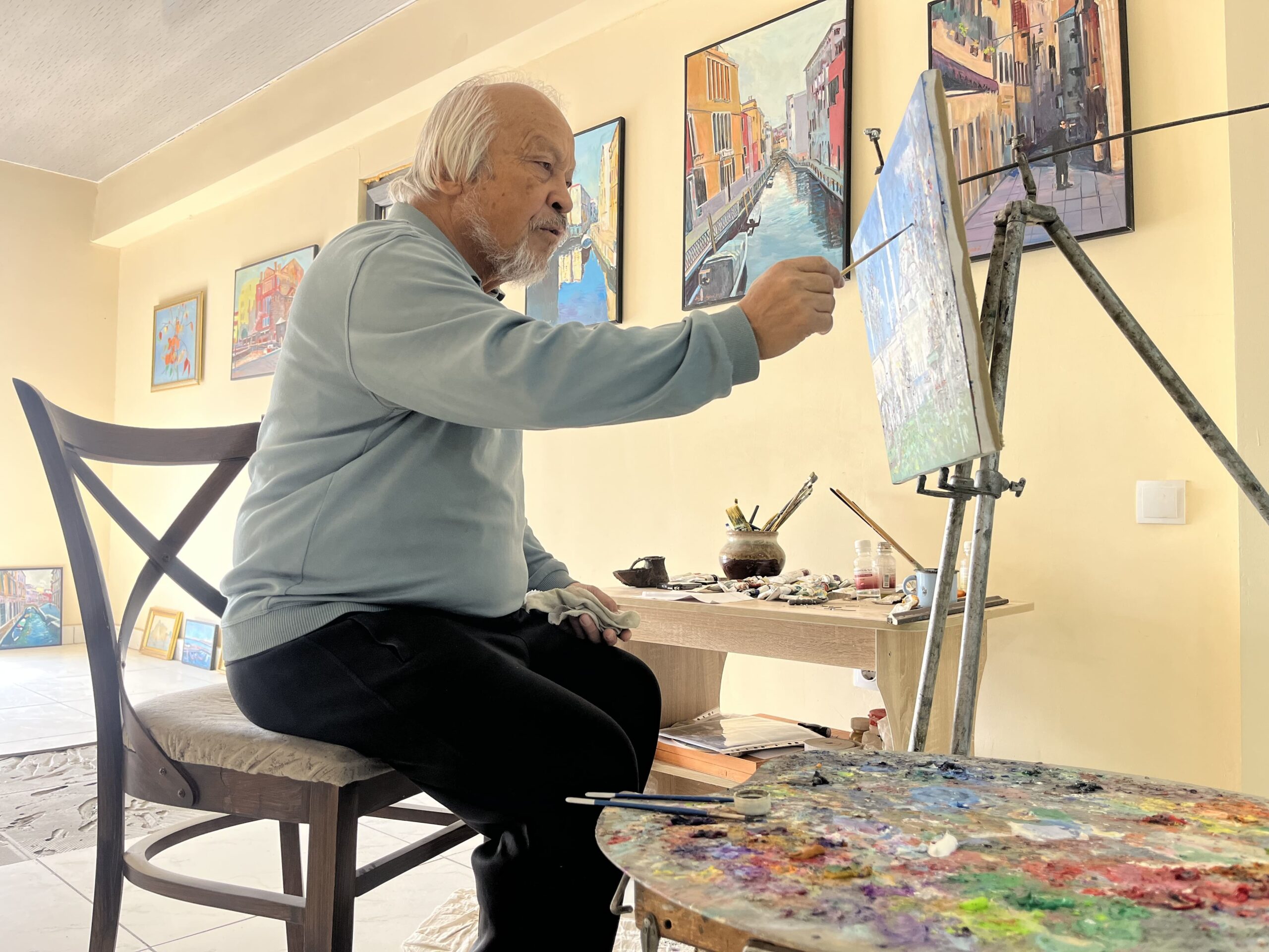 Jura Asran dans son atelier situé dans le district « Yangi Hayot » de Tachkent, en Ouzbékistan. © Louise Simondet