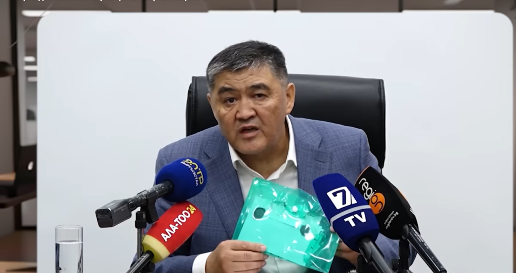 Kamtchybek Tachïev en conférence de presse. Capture d'écran d'Aisalyk, chaîne Youtube du Service national des impôts de la République kirghize.