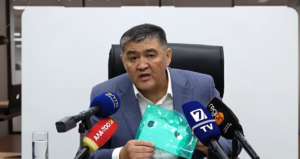 Kamtchybek Tachïev en conférence de presse. Capture d'écran d'Aisalyk, chaîne Youtube du Service national des impôts de la République kirghize.
