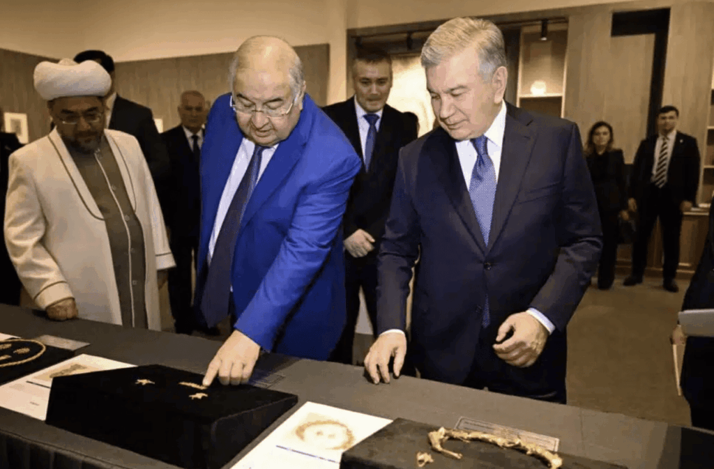 Alicher Ousmanov, mécène du nouveau Centre de la civilisation islamique de Tachkent, est présent à l'ouverture du musée aux côtés du président ouzbek Chavkat Mirzioïev. Crédit : administration présidentielle de l'Ouzbékistan