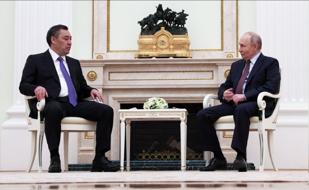 Le président russe Vladimir Poutine et le président kirghiz Sadyr Japarov se sont rencontrés au Kremlin, à Moscou, le 23 avril dernier. Crédit : Ministère des Affaires Etrangères de la Russie