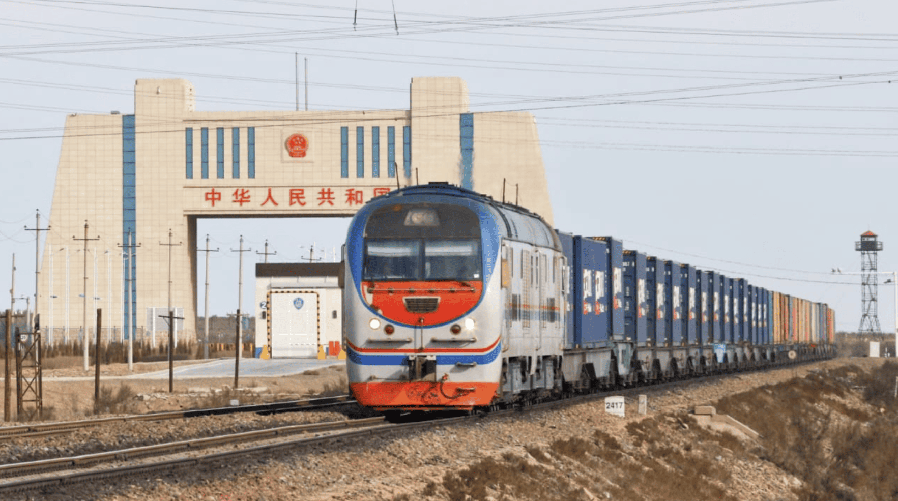 Une locomotive de marchandises à la gare frontalière d'Alashankou, en Chine, avant d'atteindre la frontière kazakhe (2017).