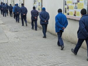 Des prisonniers de guerre marchent vers leurs cellules, le 15 avril 2026. Crédit : Driss Rejichi