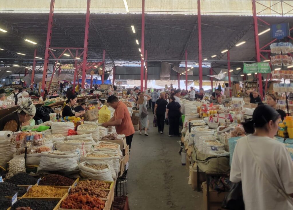 Etals de fruits secs du Och-Bazar, à Bichkek. Crédit : Mathis Fraga