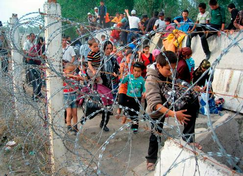 Réfugiés traversant la frontière vers l'Ouzbékistan en Juin 2010