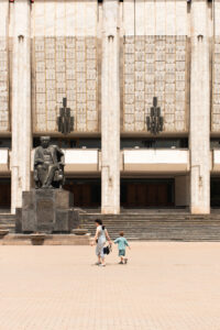 Moukhtar Aouézov et le théâtre dramatique éponyme à Almaty au Kazakhstan