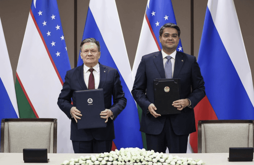 Sgnature de documents le 24 mars entre Alexeï Likhachev, directeur général de Rosatom, et Azim Akhmedkhadzhaev, directeur de l'Agence Uzatom. Crédit : Rosatom