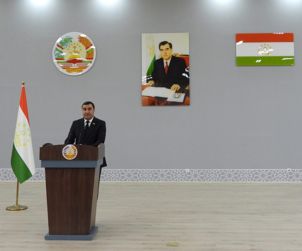 Alicher Mirzonabot, député tadjik et président du Haut-Badakhchan au Tadjikistan, lors d'une cérémonie de récompense aux écoliers en décembre 2025. Crédit : Service presse du Haut Badakhshan