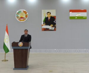 Alicher Mirzonabot, député tadjik et président du Haut-Badakhchan au Tadjikistan, lors d'une cérémonie de récompense aux écoliers en décembre 2025. Crédit : Service presse du Haut Badakhshan