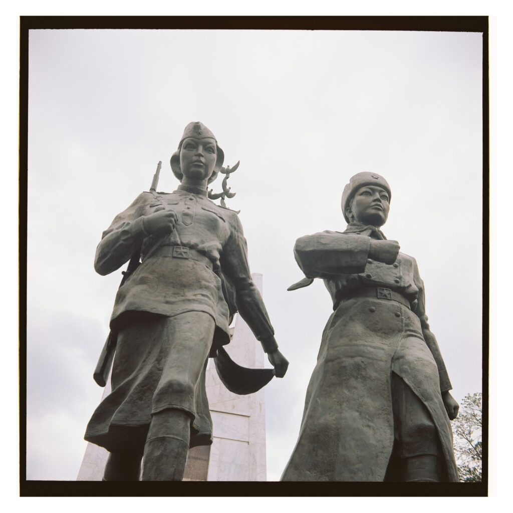Monument aux héros de l'Union soviétique Aliya Moldagulova et Manshuk Mametova