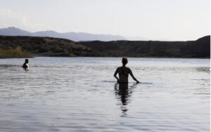 femme se baignant dans le lac Touzkel, Kirghizstan