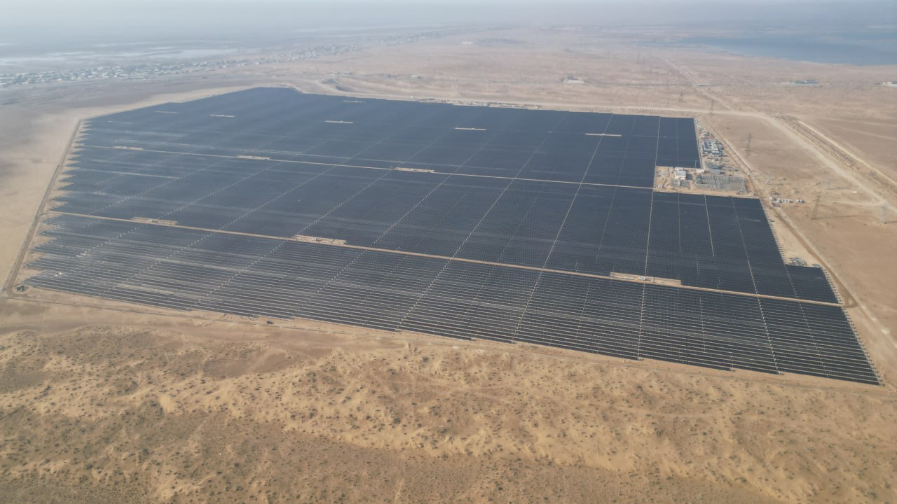 Plus de 180 000 panneaux bifaciaux ont été positionnés au cœur des plaines arides du Khorezm en Ouzbékistan. Leur objectif est de générer de l’électricité à partir des rayons du soleil. Nommé Sarimay Solar, ce projet a été réalisé par l’entreprise française Voltalia. © Voltalia
