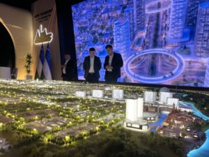 Des investisseurs devant la maquette de la ville de Tachkent en Ouzbékistan. © Louise Simondet