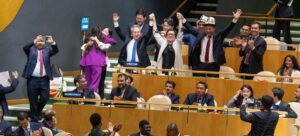 La délégation du Kirghizistan célèbre son élection en tant que membre non permanent du Conseil de sécurité pour un mandat de deux ans débutant en janvier 2027. Crédit : ONU/Eskinder Debebe
