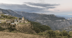 Le monastère de Tatev au coucher du soleil, dans la province de Syunik, au sud-est de l'Arménie. Crédit : Diego Delso via Wikicommons