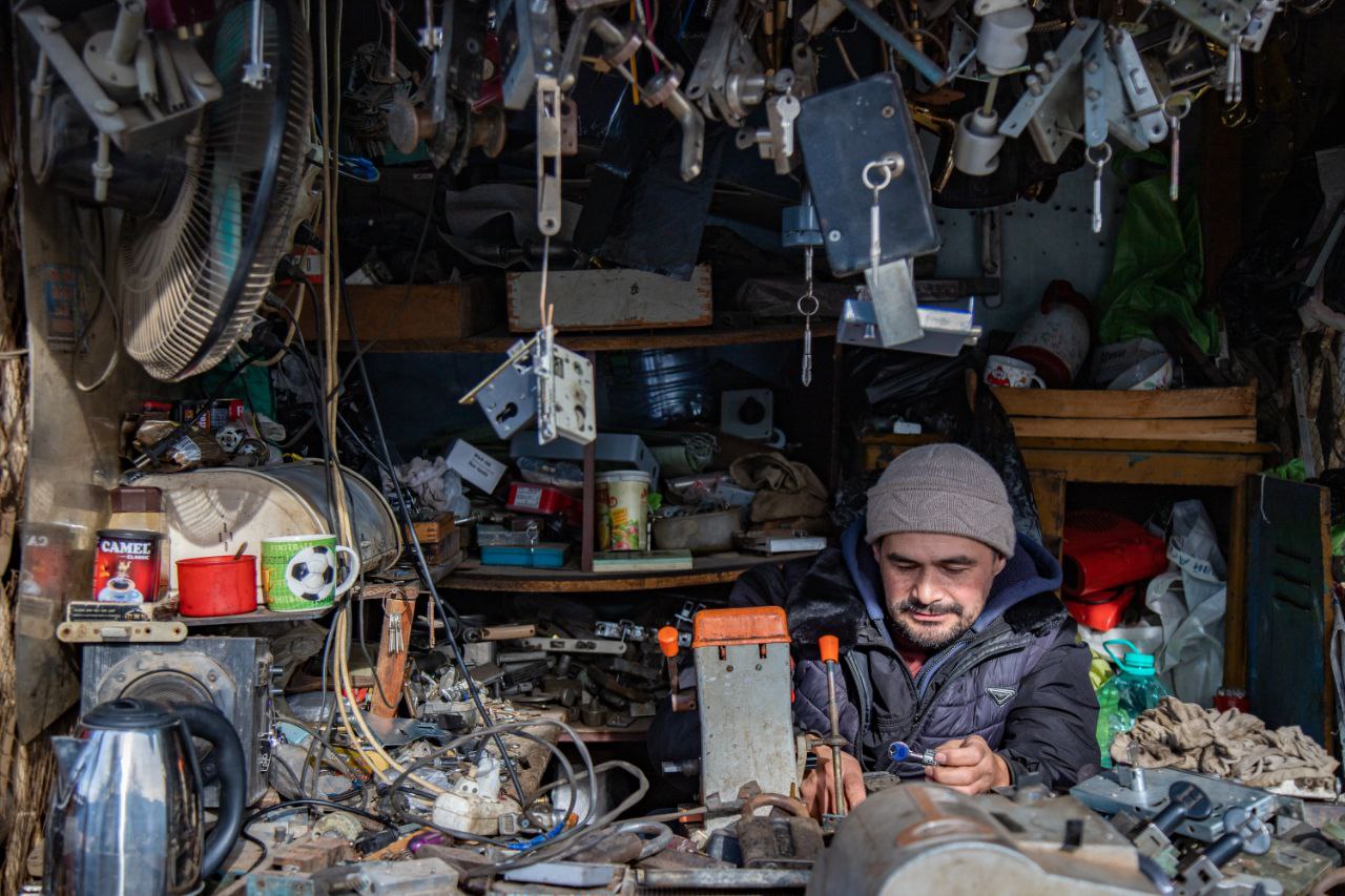 atelier situé au marché aux puces de Yangiabad à Tachkent en Ouzbékistan