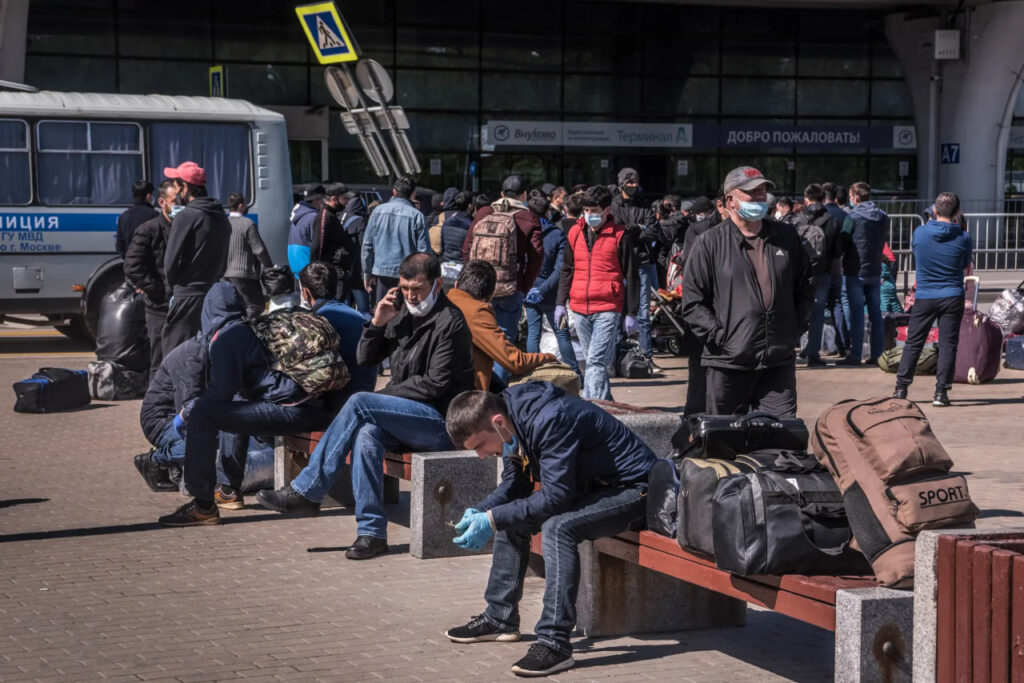 Des hommes attendent devant un aéroports en Russie. (illustration) Crédit : Getty Images, via Kun.uz