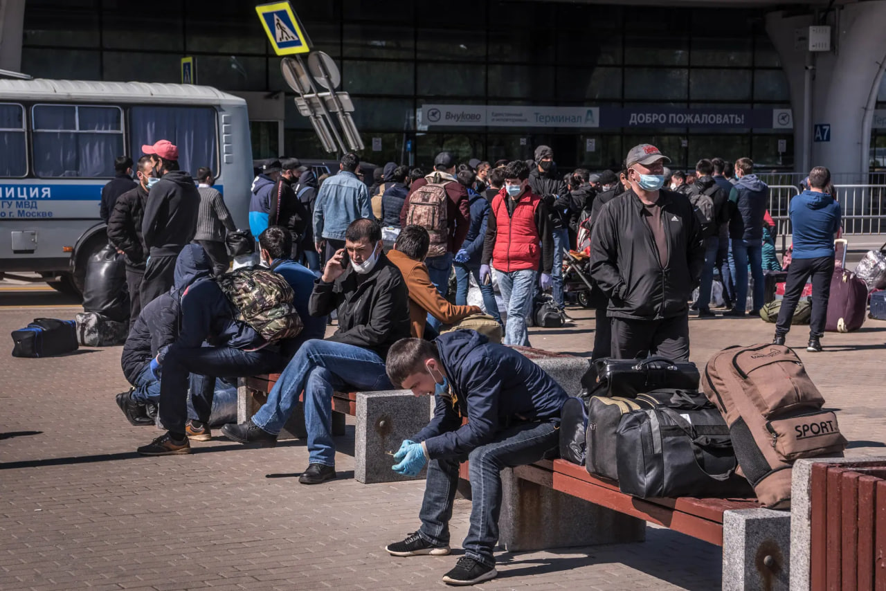Des hommes attendent devant un aéroports en Russie. (illustration) Crédit : Getty Images, via Kun.uz