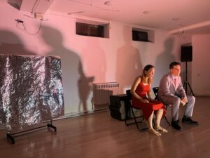 Représentation de la pièce de théâtre « Nouvelle vague », le 26 juin dernier à Tachkent, en Ouzbékistan, avec les comédiens Adrien Houguet et Maria Tikhomolova. © Louise Simondet