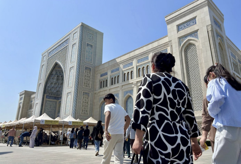 L'entrée du centre de la civilisation islamique à Tachkent, qui a ouvert ses portes ce printemps 2026. Crédit : Grégoire Chesnot