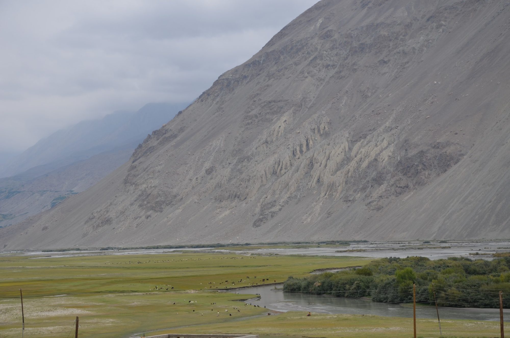 La frontière entre le Tadjikistan et l’Afghanistan vue depuis le village de Zong, dans la vallée du Wakhan, en 2014. Photo : Mélanie Sadozaï.