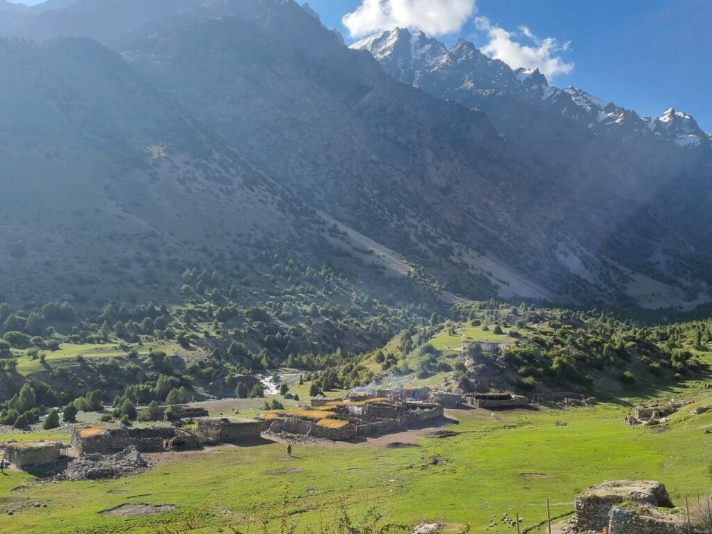 Le hameau d’alpage de Sang-i Ravl, dans le district du Haut-Mastchoh. Photo : Gabriel de Mauléon, juillet 2026.