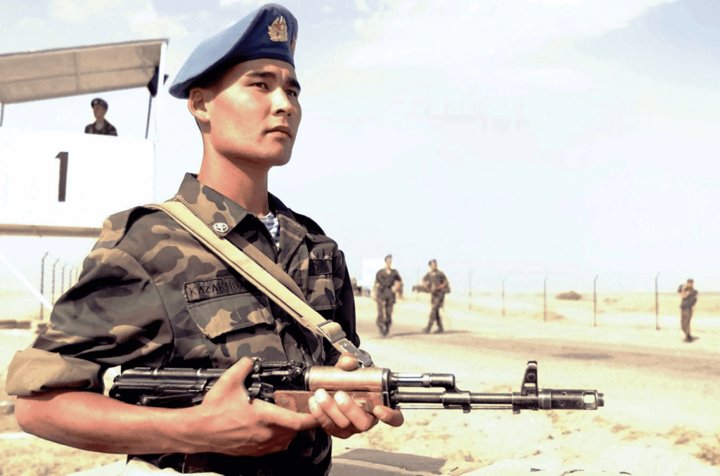 Un paramilitaire kazakh lors d'exercices militaire en 2000 (illustration). Crédit : Wikicommons