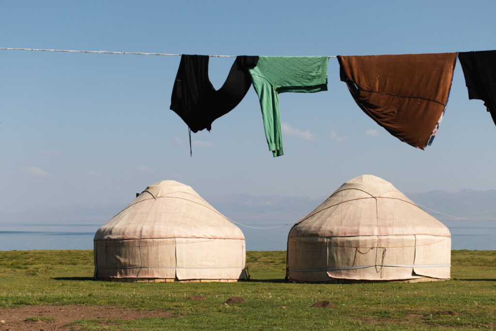 deux yourtes et du linge qui sèche