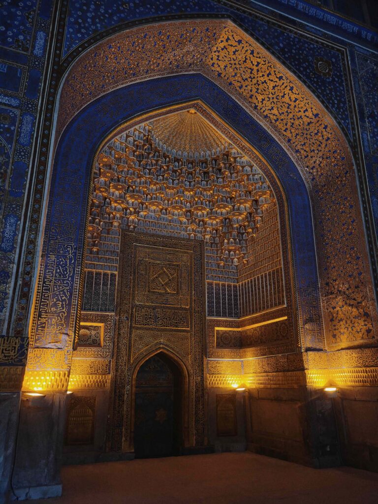 Divine splendeur Le Gour Emir, mausolée de Tamerlan à Samarcande, de nuit.