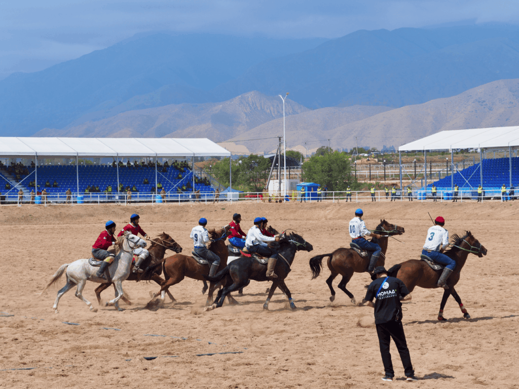 Partie de Kok-par, sport équestre traditionnel et populaire en Asie centrale, lors des Jeux nomades organisés cette année au Kirghizstan. Crédit : Julia Guinamard
