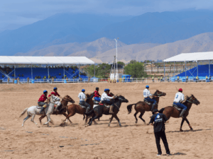 Partie de Kok-par, sport équestre traditionnel et populaire en Asie centrale, lors des Jeux nomades organisés cette année au Kirghizstan. Crédit : Julia Guinamard