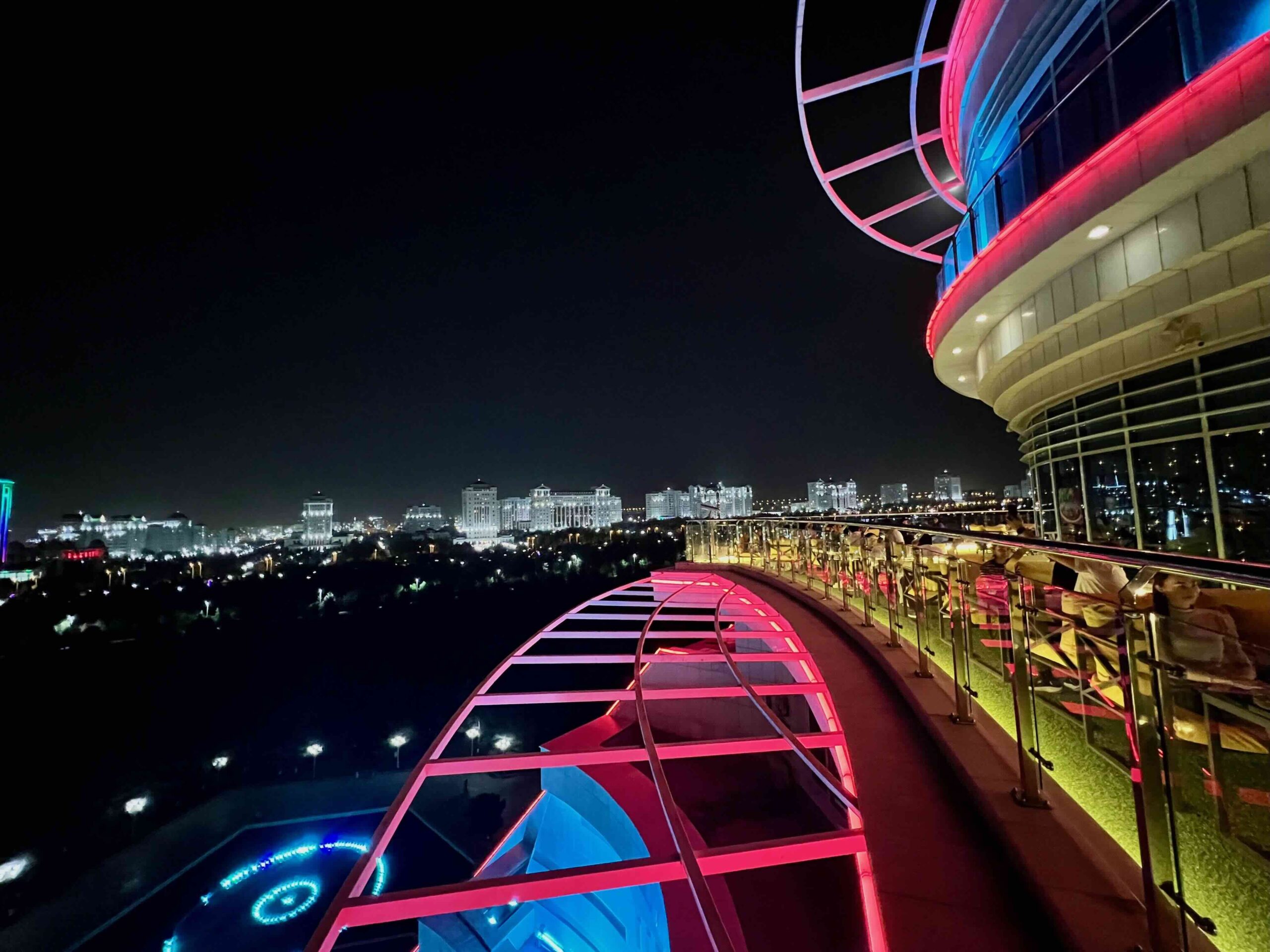 Achgabat illuminée la nuit