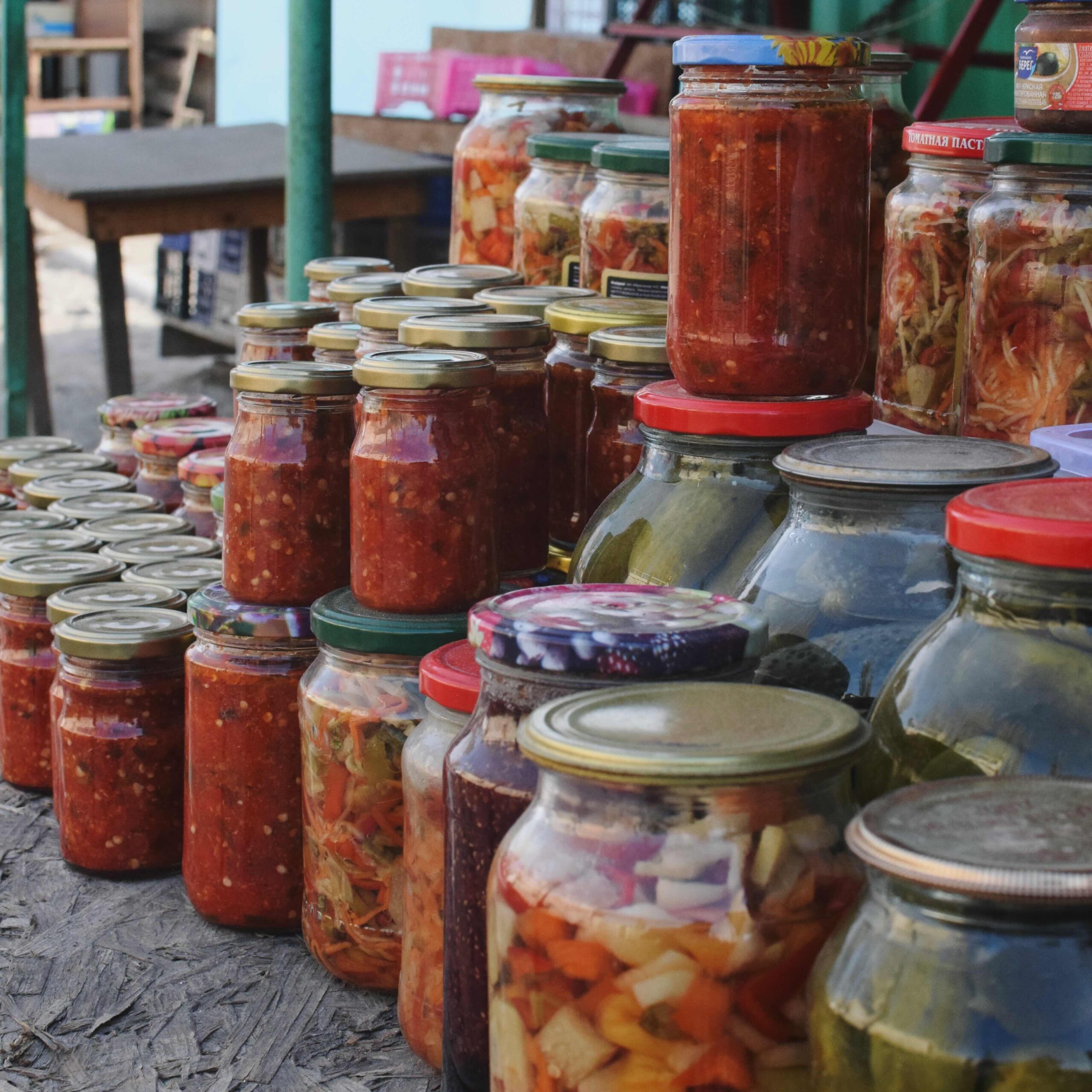 Des bocaux remplis de légumes marinés, d’adjika épicé et de spécialités maison