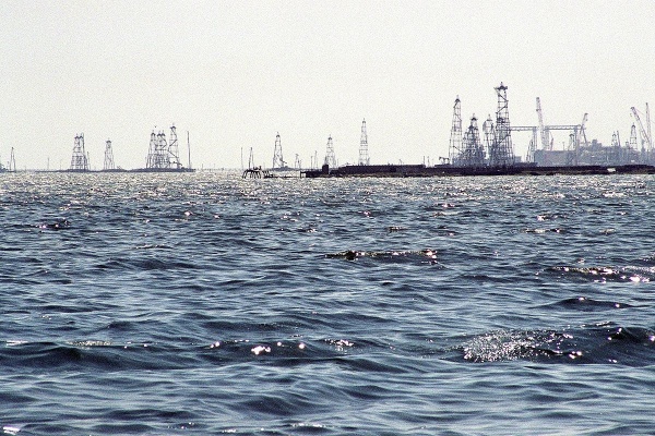 Champs de pétrole sur la caspienne