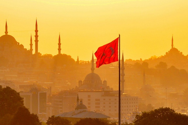 Istanbul drapeau coucher de soleil