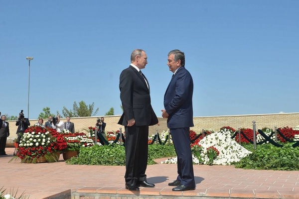 Poutine et Mirzioïev sur la tombe de Karimov