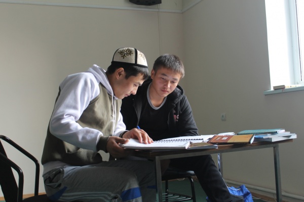 Photo jeunes étudiant le Coran