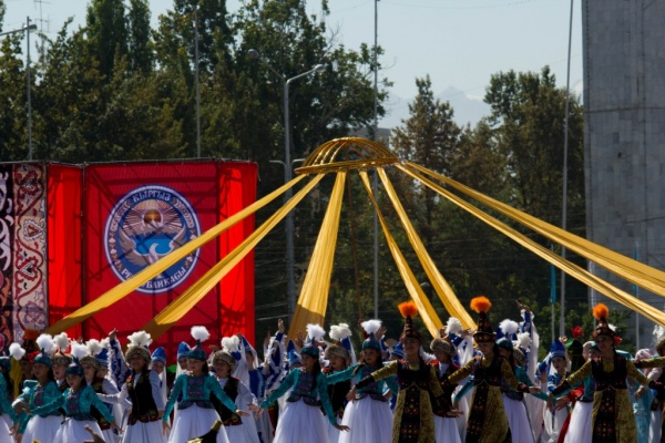 La danse traditionnelle kirghize autour de la yourte