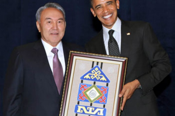 Noursultan Nazarbayev et Barack Obama lors de la remise du talisman. Crédit : The Astana Times