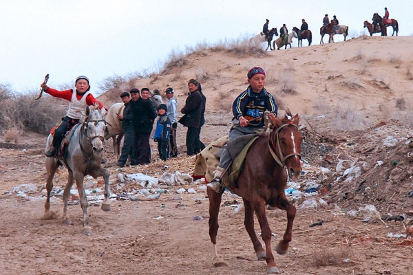 ouzbékistan course chevaux enfants karakalpakstan