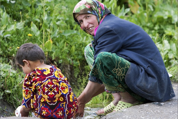 yaghnobis tadjikistan sourire enfant femme